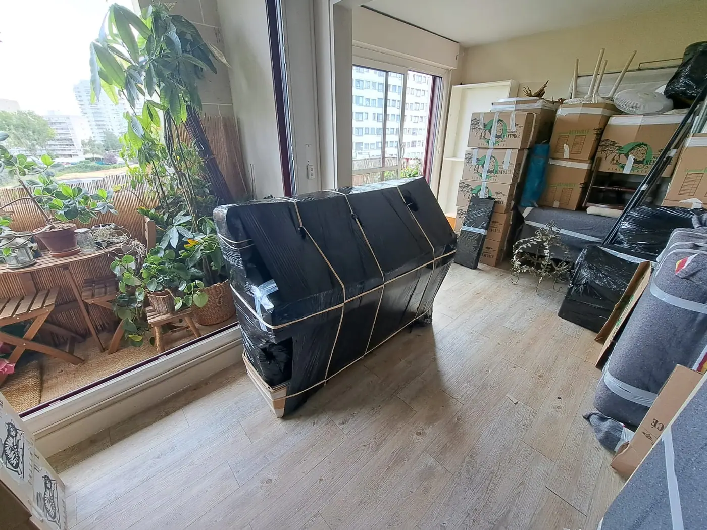 Pile de cartons de déménagement Standard Renforcé Luxy Move prêts à être transportés