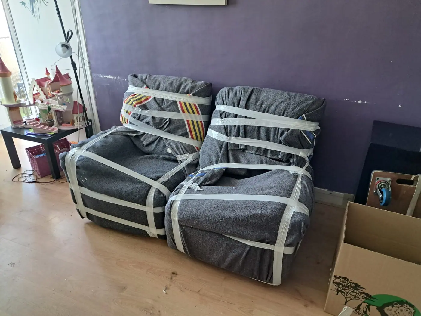 Intérieur du camion de déménagement Luxy Move : cartons étiquetés par pièce, mobilier protégé, gros électroménager fixé pour le transport