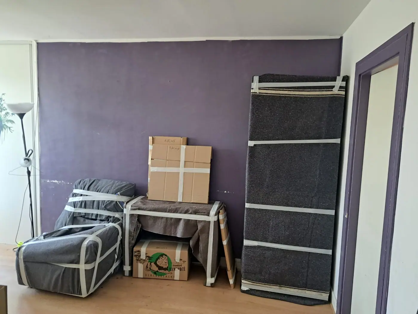 Pile de cartons de déménagement et meubles emballés stockés dans le garde-meuble Luxy Move en Île-de-France