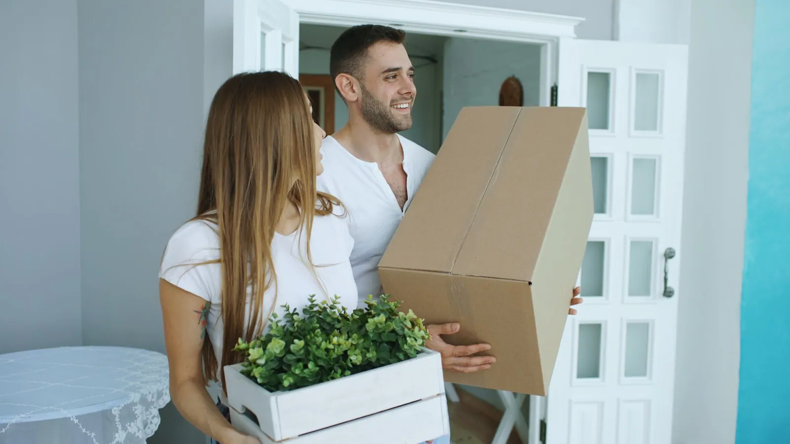 Couple emménageant dans un nouveau logement après débarras Luxy Move
