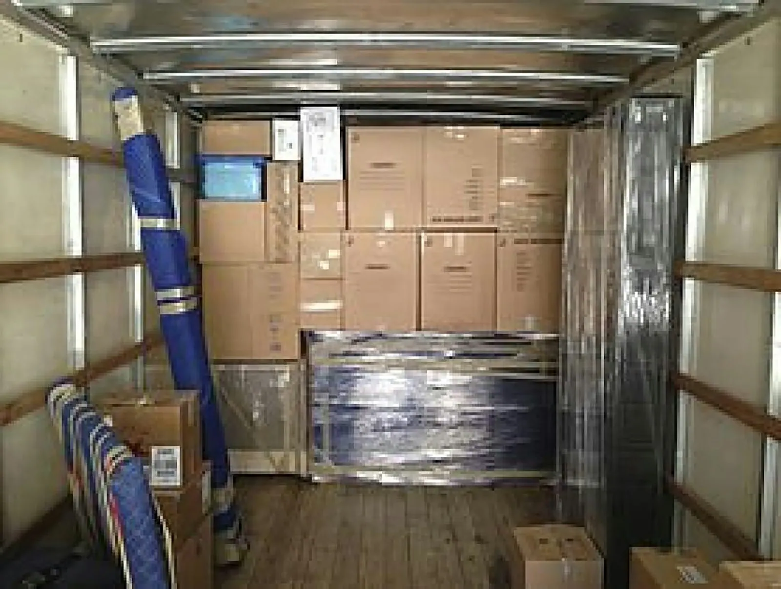 Chargement de cartons et meubles dans un fourgon Luxy Move avec monte-meuble