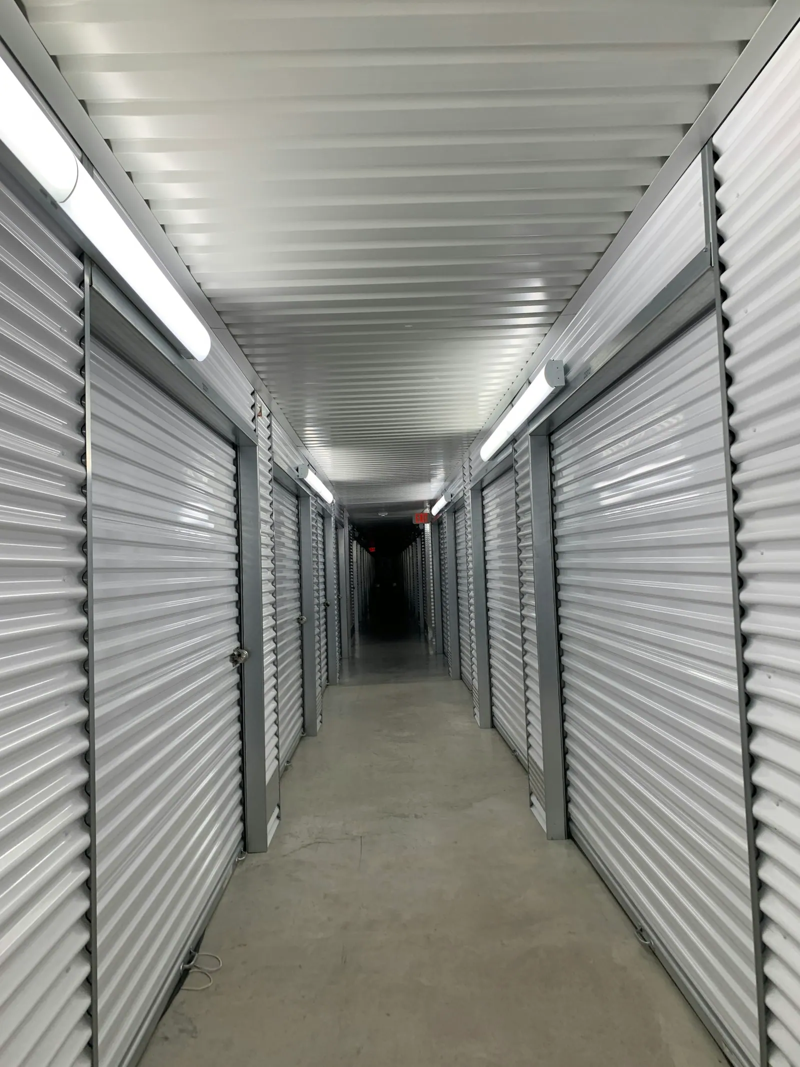 Longue allée de box garde-meuble intérieurs sécurisés Luxy Move